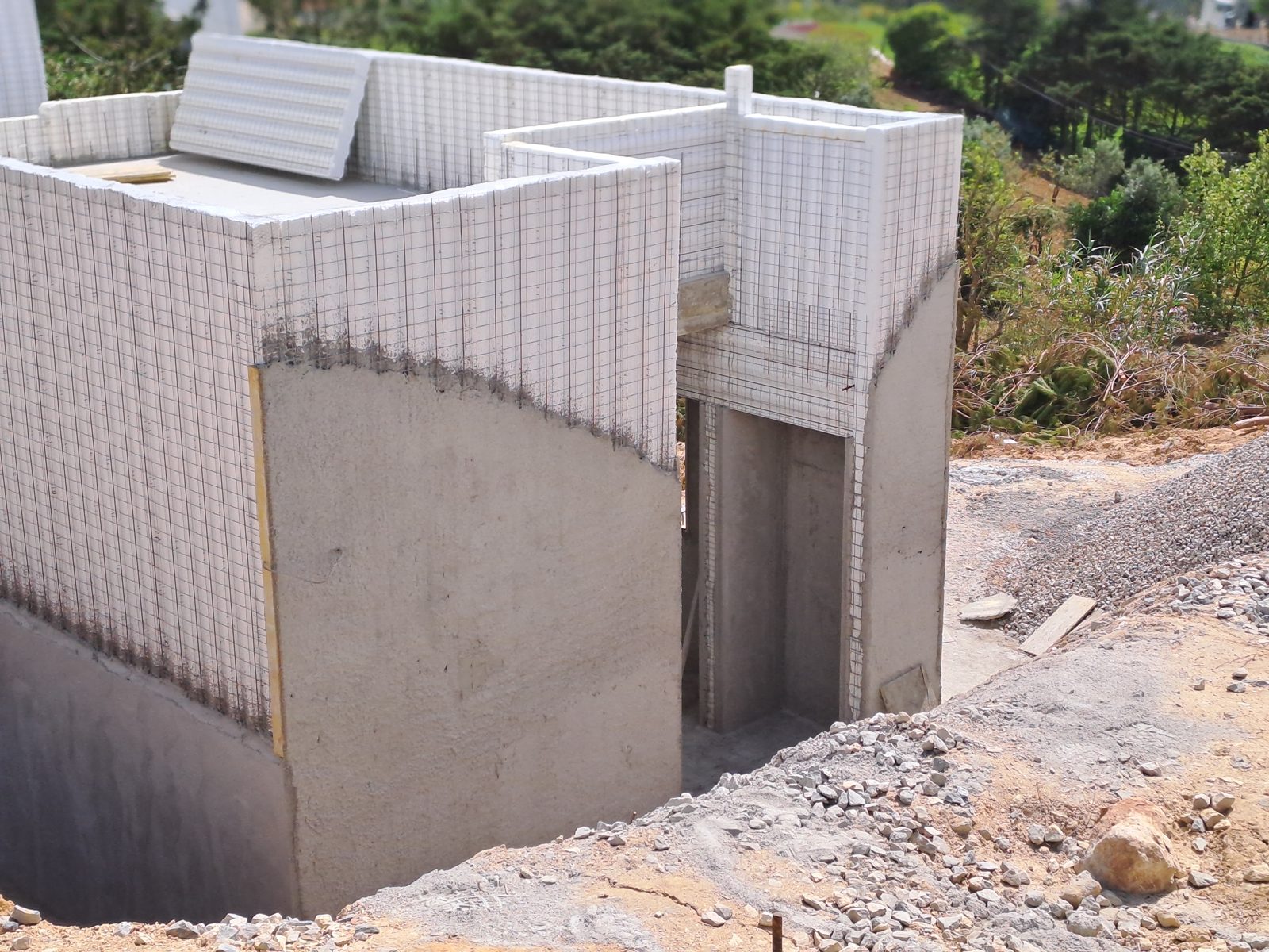 Moradia na Pucariça · montagem dos painéis e projeção de betão