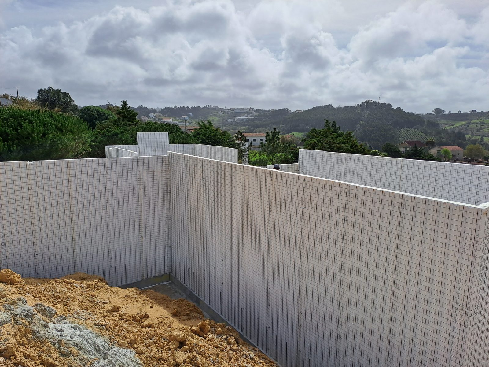 Moradia na Pucariça · montagem dos painéis e projeção de betão