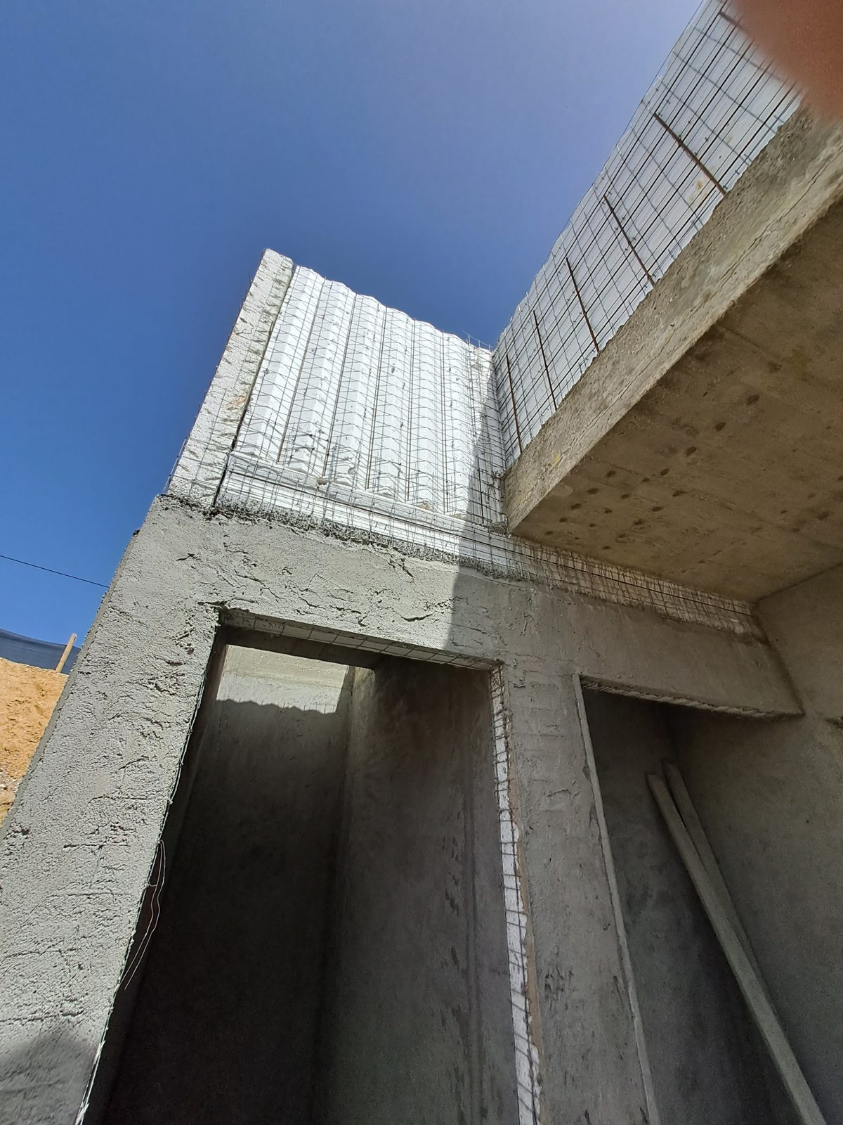 Moradia na Pucariça · montagem dos painéis e projeção de betão